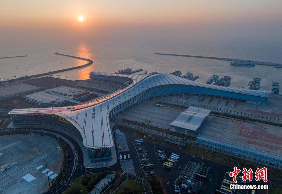 Vista aerea del progetto del Terminal Integrato Ro-Pax del porto di Xinhai, a Haikou. (27 novembre 2023-Chinanews/Luo Yunfei)