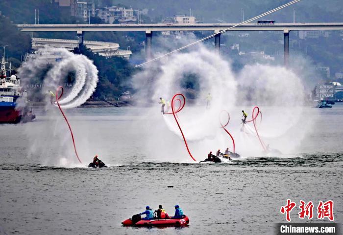 Chongqing: gara invernale di attraversamento del fiume Yangtze attira migliaia di partecipanti