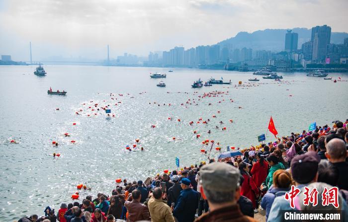 Chongqing: gara invernale di attraversamento del fiume Yangtze attira migliaia di partecipanti