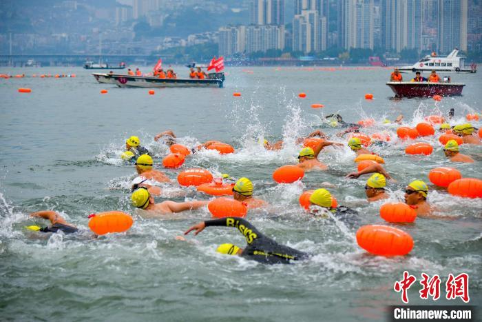 Chongqing: gara invernale di attraversamento del fiume Yangtze attira migliaia di partecipanti