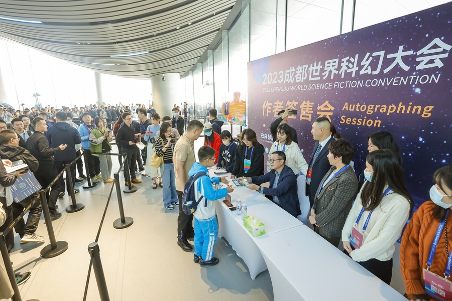 Il vincitore del premio Hugo, Liu Cixin (6° a destra), firma autografi per gli amanti della fantascienza durante l'81esima edizione della World Science Fiction Convention a Chengdu, nella provincia del Sichuan, nel sud-ovest della Cina. (20 ottobre 2023-Xinhua/Shen Bohan)