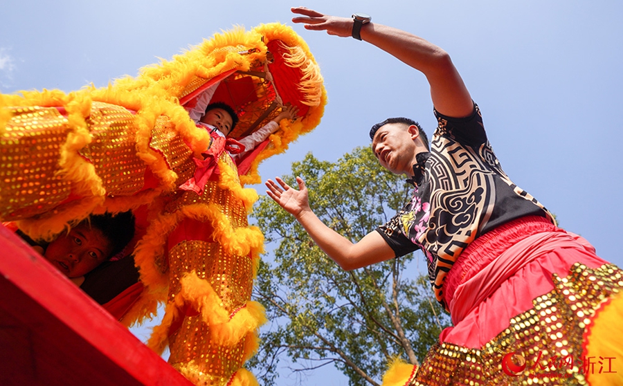 Ninghai, Zhejiang: la danza del leone entra a scuola