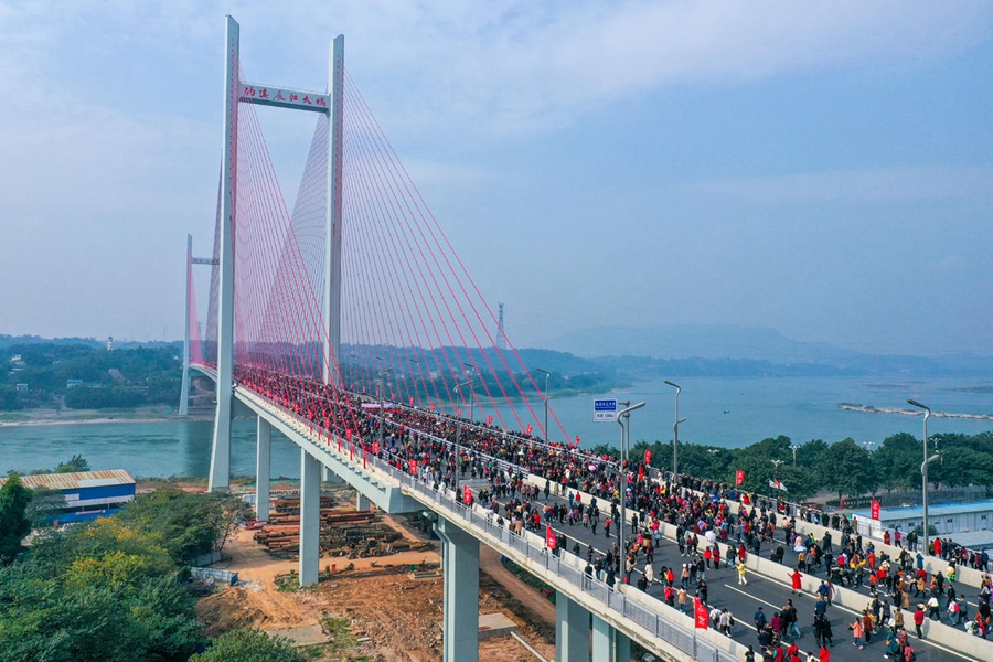 Luzhou, Sichuan: aperto al traffico il ponte sul fiume Yangtze di Naxi, migliaia di persone sul ponte per festeggiare