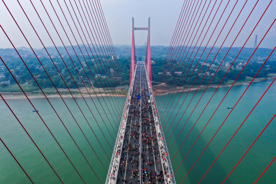 Luzhou, Sichuan: aperto al traffico il ponte sul fiume Yangtze di Naxi, migliaia di persone sul ponte per festeggiare