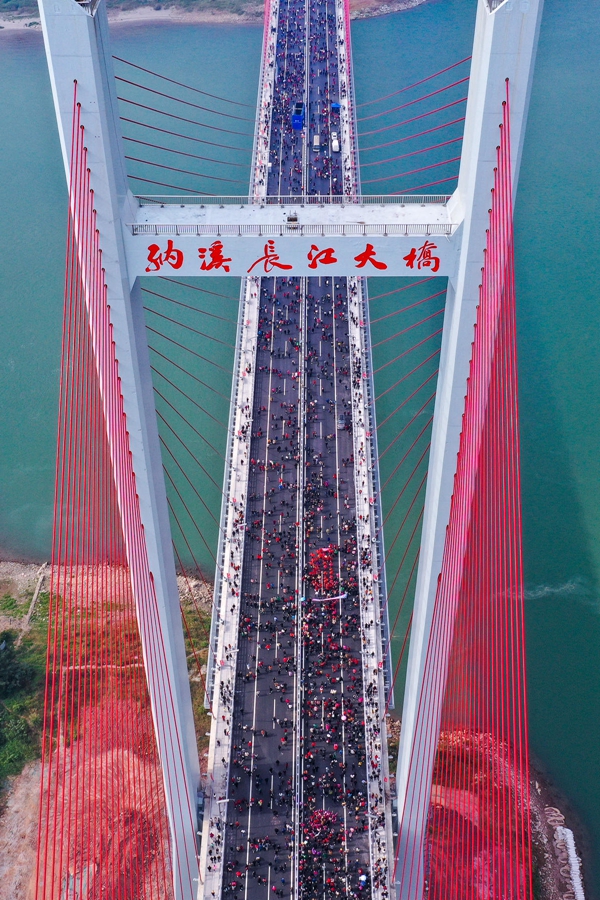 Luzhou, Sichuan: aperto al traffico il ponte sul fiume Yangtze di Naxi, migliaia di persone sul ponte per festeggiare