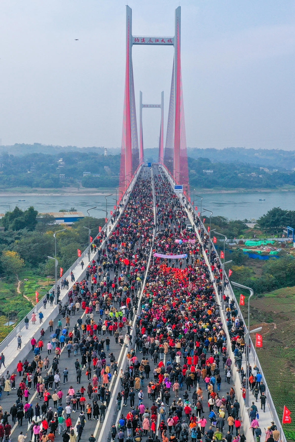 Luzhou, Sichuan: aperto al traffico il ponte sul fiume Yangtze di Naxi, migliaia di persone sul ponte per festeggiare