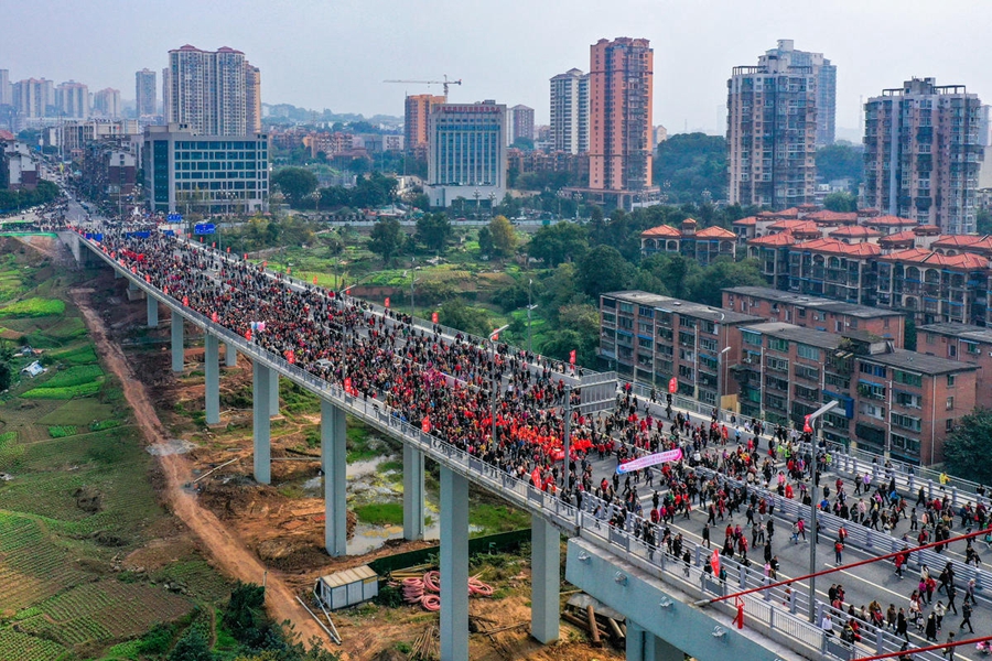 Luzhou, Sichuan: aperto al traffico il ponte sul fiume Yangtze di Naxi, migliaia di persone sul ponte per festeggiare