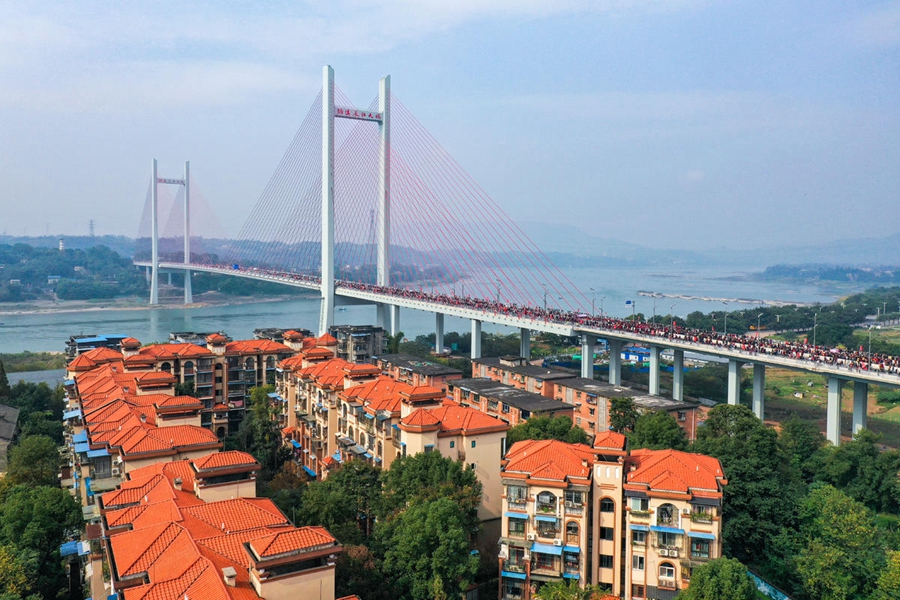 Luzhou, Sichuan: aperto al traffico il ponte sul fiume Yangtze di Naxi, migliaia di persone sul ponte per festeggiare