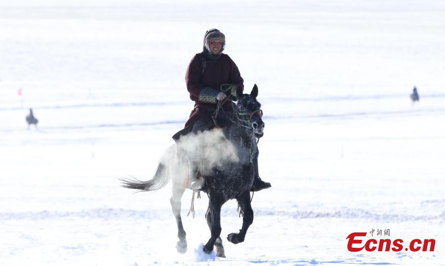 Pastori gareggiano su praterie innevate durante una corsa di cavalli a Xilingol, nella regione autonoma della Mongolia Interna, nel nord della Cina. (Foto/Servizio notizie Cina)