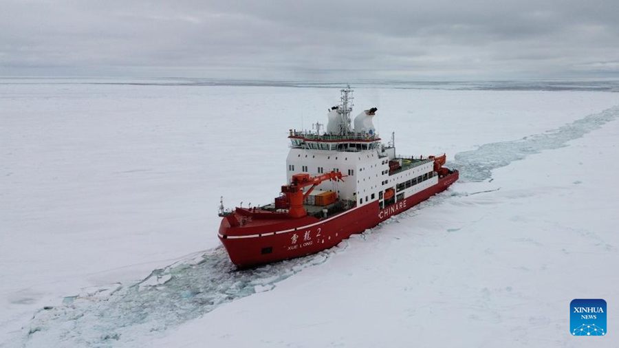 La nave rompighiaccio Xuelong 2 naviga tra le banchise di ghiaccio