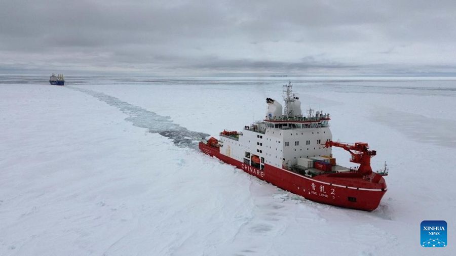 La nave rompighiaccio Xuelong 2 naviga tra le banchise di ghiaccio