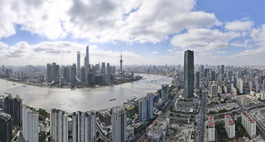 Vista aerea dell'area di Lujiazui nella zona pilota di libero scambio cinese di Shanghai, nella Cina orientale. (10 gennaio 2023 - Xinhua/Fang Zhe)