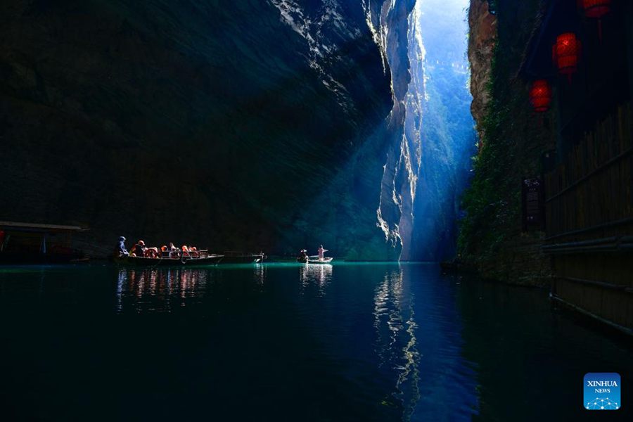 Turisti godono della vista del Canyon di Pingshan