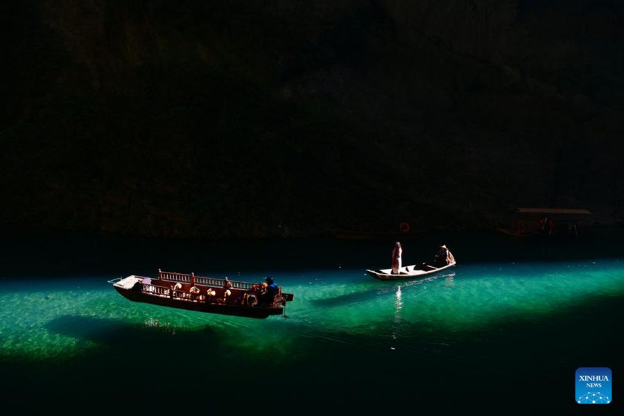 Turisti godono della vista del Canyon di Pingshan