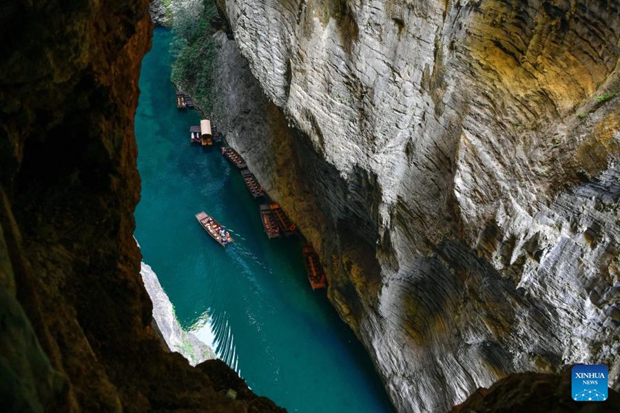 Turisti godono della vista del Canyon di Pingshan