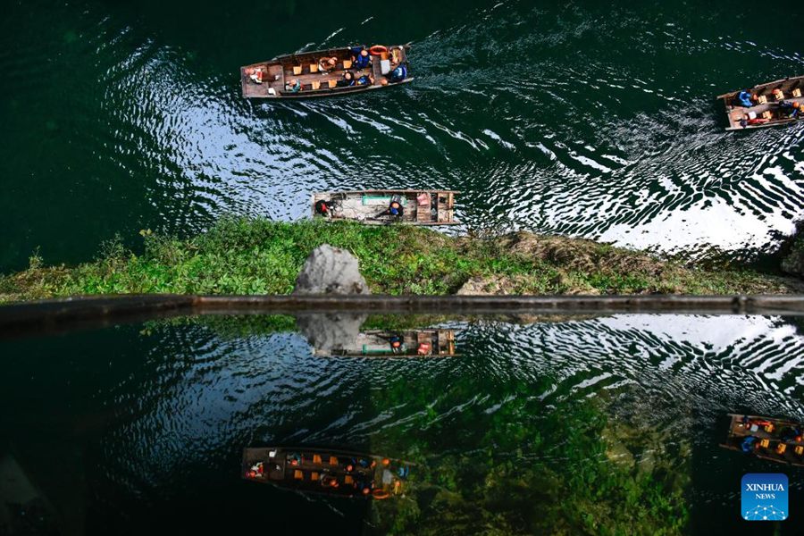 Turisti godono della vista del Canyon di Pingshan