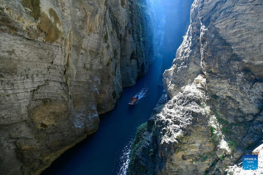 Turisti godono della vista del Canyon di Pingshan