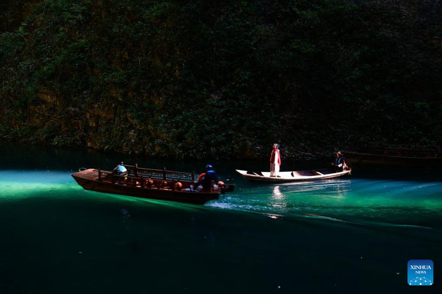 Turisti godono della vista del Canyon di Pingshan