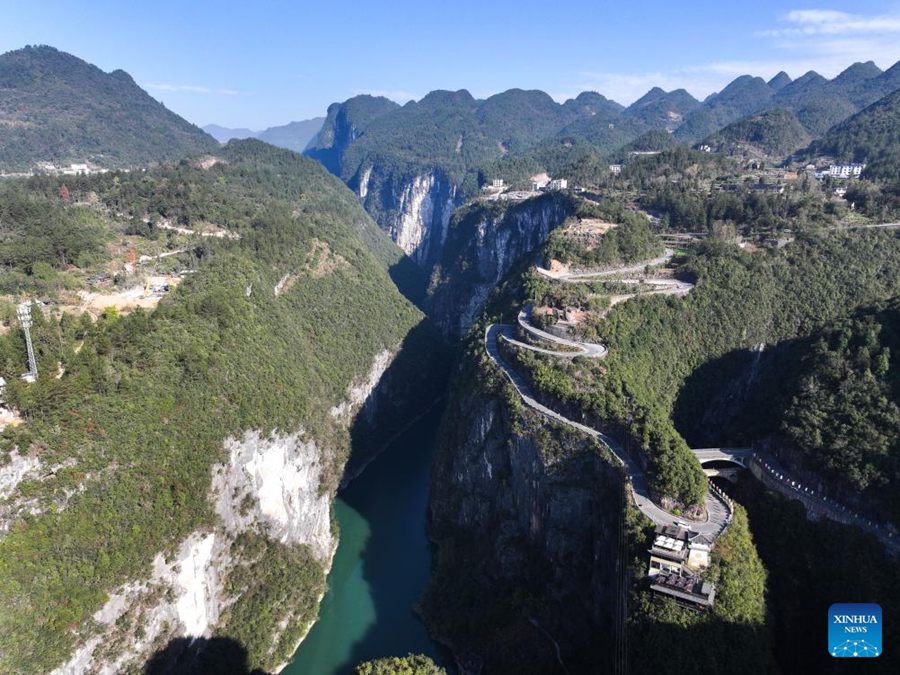 Turisti godono della vista del Canyon di Pingshan