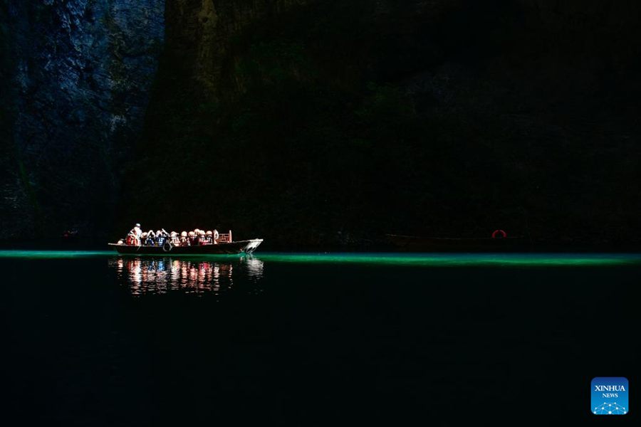 Turisti godono della vista del Canyon di Pingshan