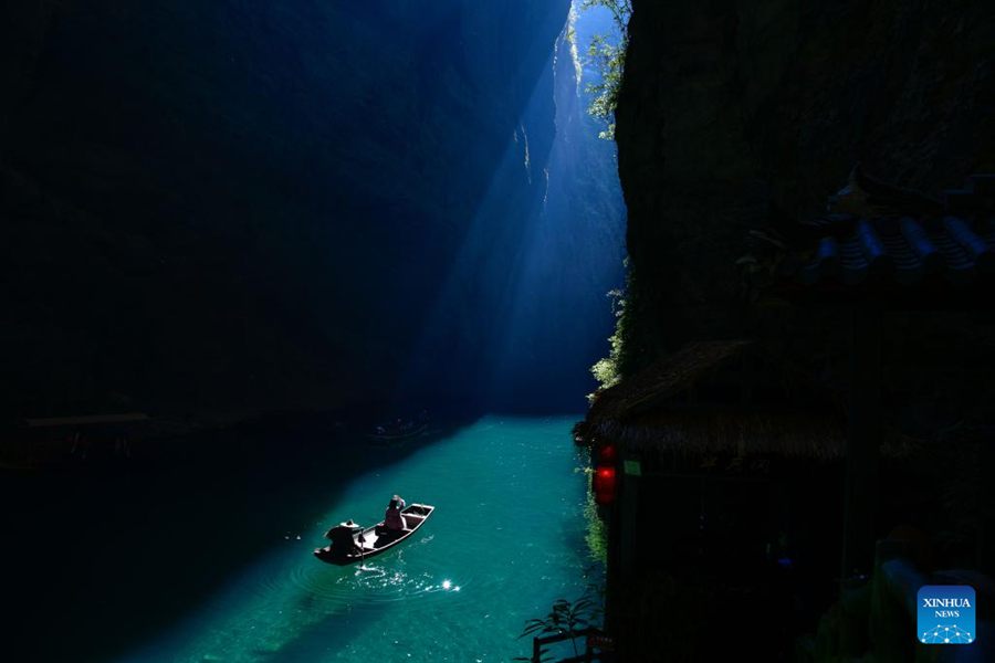 Turisti godono della vista del Canyon di Pingshan