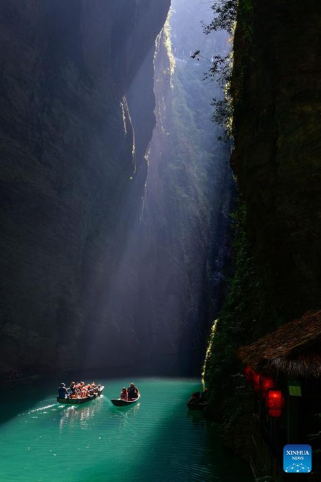 Turisti godono della vista del Canyon di Pingshan