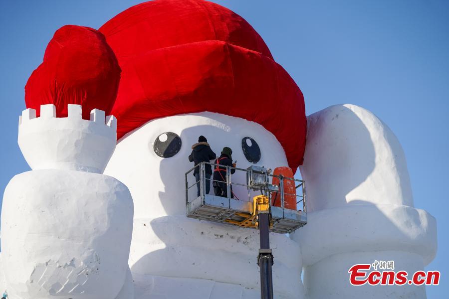 Gigante pupazzo di neve in costruzione nel nord-est della Cina