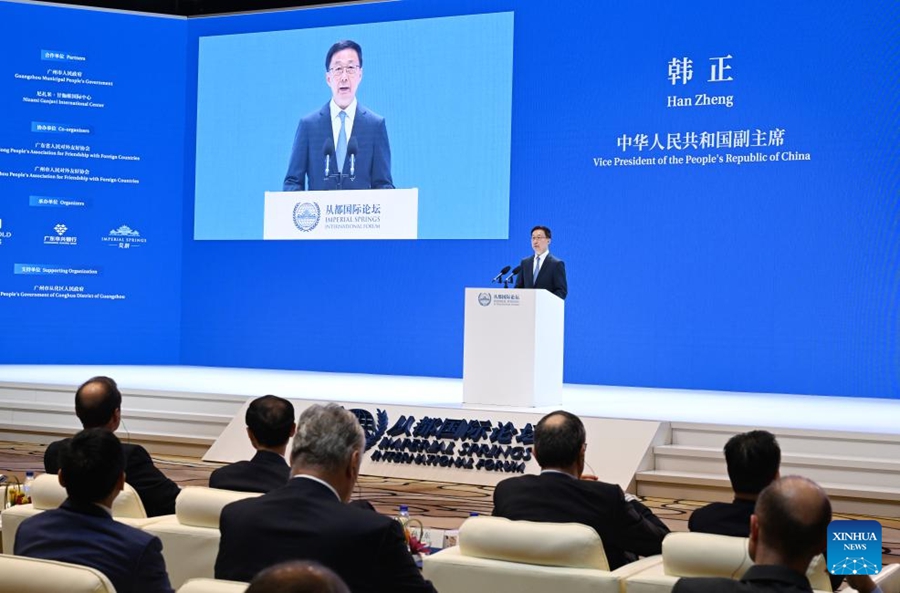 Il vicepresidente cinese Han Zheng interviene alla cerimonia di apertura del Forum internazionale di Imperial Springs 2023 a Guangzhou. (4 dicembre 2023 - Xinhua/Zhang Ling)