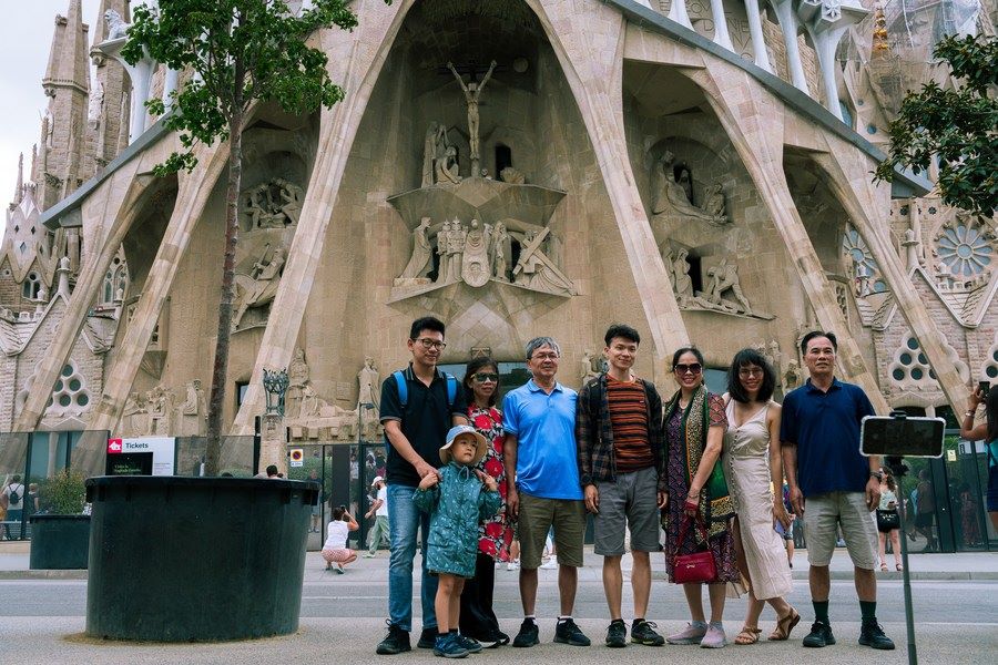 Turisti cinesi posano per una foto fuori dalla Sagrada Familia a Barcellona, Spagna. (26 luglio 2023 - Joan Gosa/Xinhua)