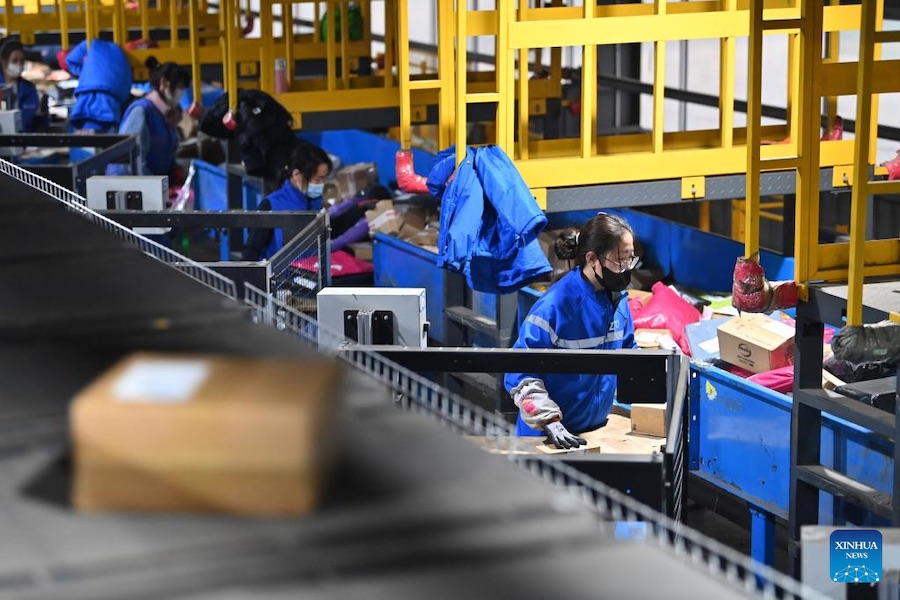 Membri del personale smistano pacchi in un centro logistico di Taiyuan, nella provincia settentrionale cinese dello Shanxi. (Xinhua/Yang Chenguang)