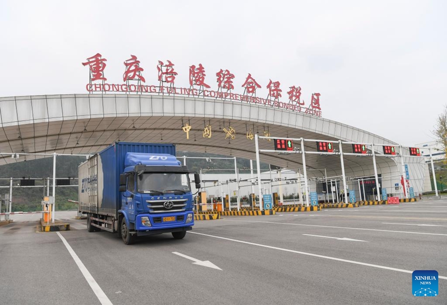 Un camion parte dalla Zona Vincolata Comprensiva Fuling di Chongqing. (4 dicembre 2023 - Xinhua/Wang Quanchao)