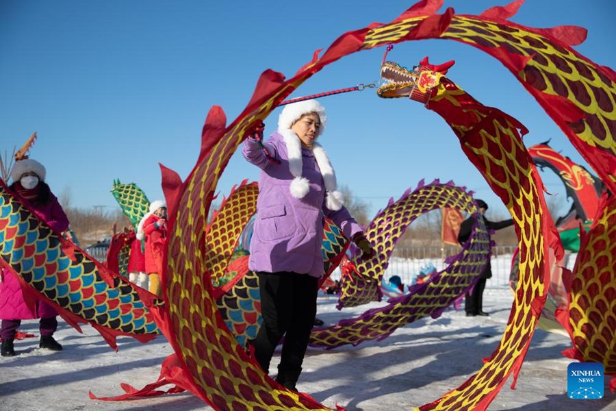 Festival della raccolta del ghiaccio sul fiume Songhua a Harbin