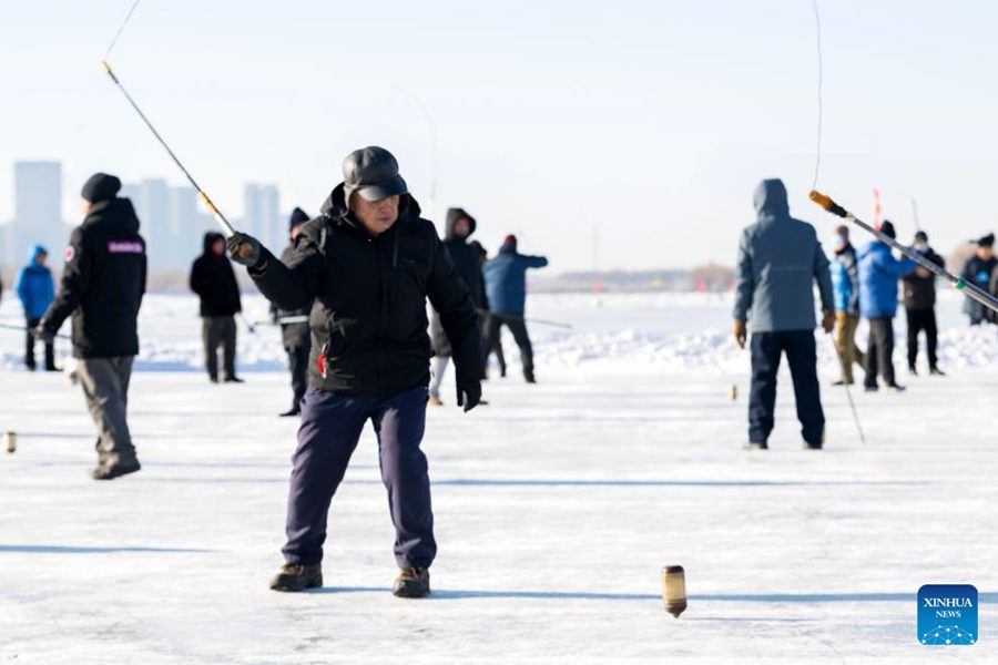 Festival della raccolta del ghiaccio sul fiume Songhua a Harbin