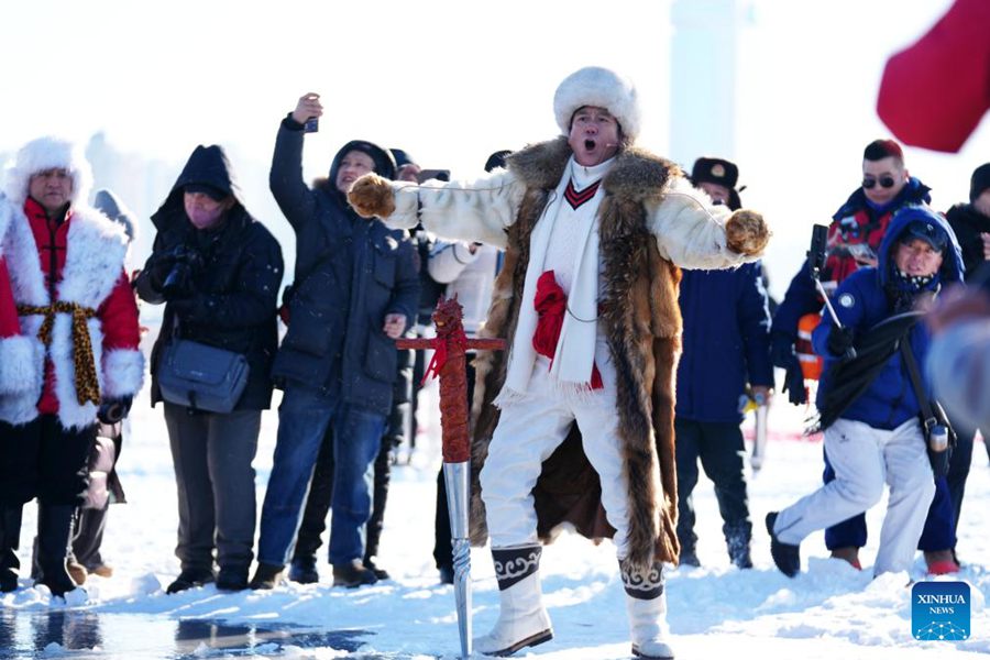 Festival della raccolta del ghiaccio sul fiume Songhua a Harbin