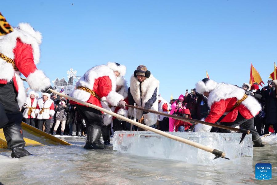 Festival della raccolta del ghiaccio sul fiume Songhua a Harbin