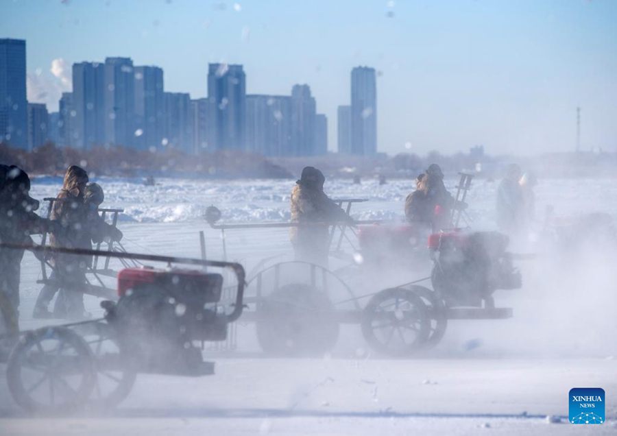 Membri dello staff raccolgono il ghiaccio dal fiume Songhua ad Harbin, capoluogo della provincia dello Heilongjiang, nel nord-est della Cina. (7 dicembre 2023-Xinhua/Zhang Tao)