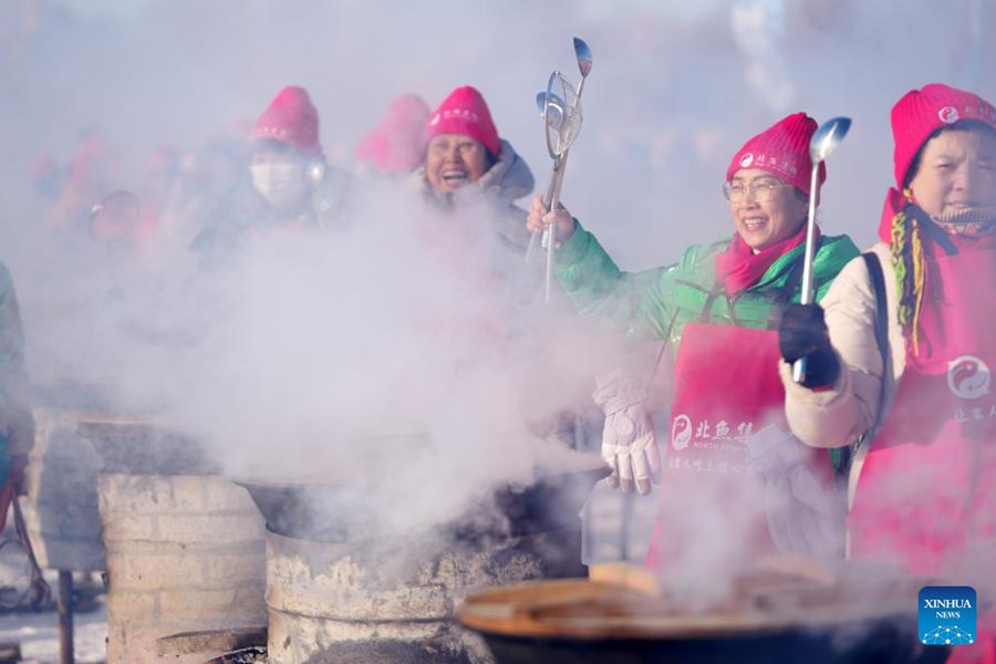 Festival della raccolta del ghiaccio sul fiume Songhua a Harbin