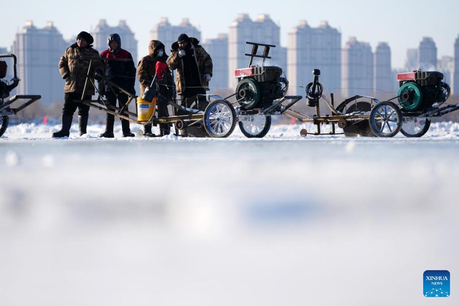 Festival della raccolta del ghiaccio sul fiume Songhua a Harbin