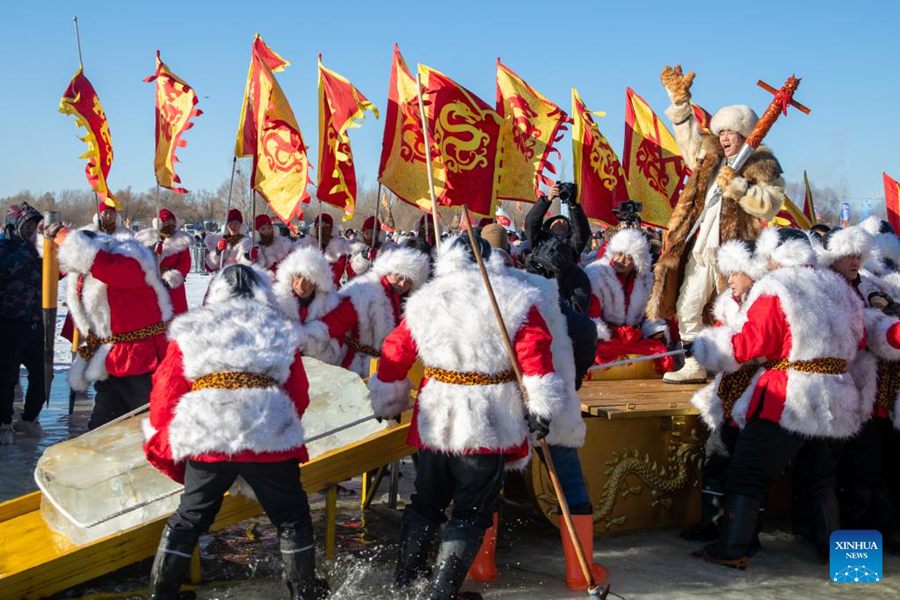 Festival della raccolta del ghiaccio sul fiume Songhua a Harbin