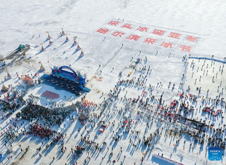 Festival della raccolta del ghiaccio sul fiume Songhua a Harbin