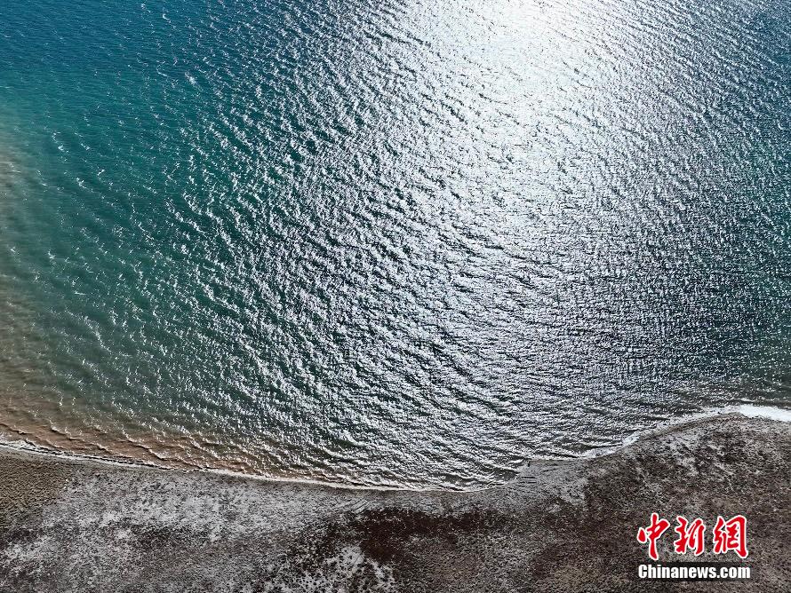 Paesaggio invernale del lago Donggi Cona nel Qinghai: metà acqua e metà ghiaccio