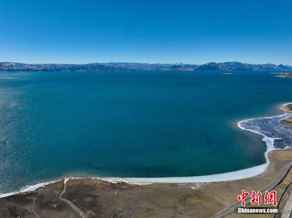 Paesaggio invernale del lago Donggi Cona nel Qinghai: metà acqua e metà ghiaccio