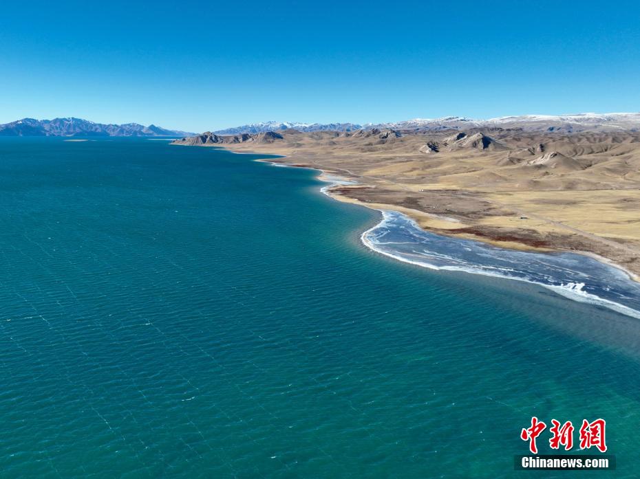 Paesaggio invernale del lago Donggi Cona nel Qinghai: metà acqua e metà ghiaccio