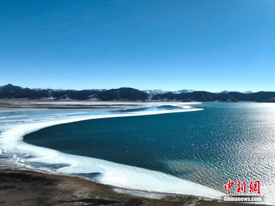 Paesaggio invernale del lago Donggi Cona nel Qinghai: metà acqua e metà ghiaccio