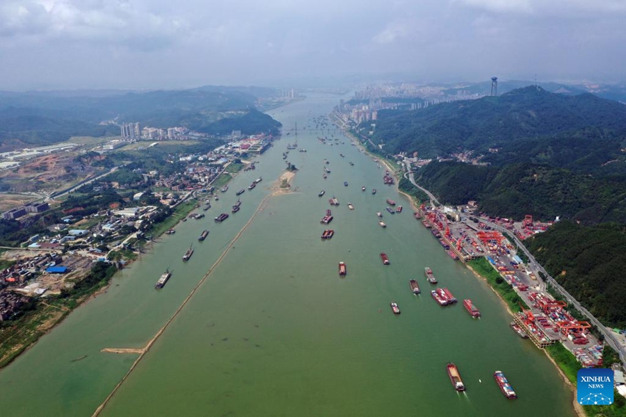 Vista aerea di un molo lungo un corso d'acqua attraverso il quale vengono spediti i prodotti a base di tè Liubao, nella città di Wuzhou. (27 settembre 2023 - Xinhua/Huang Xiaobang)