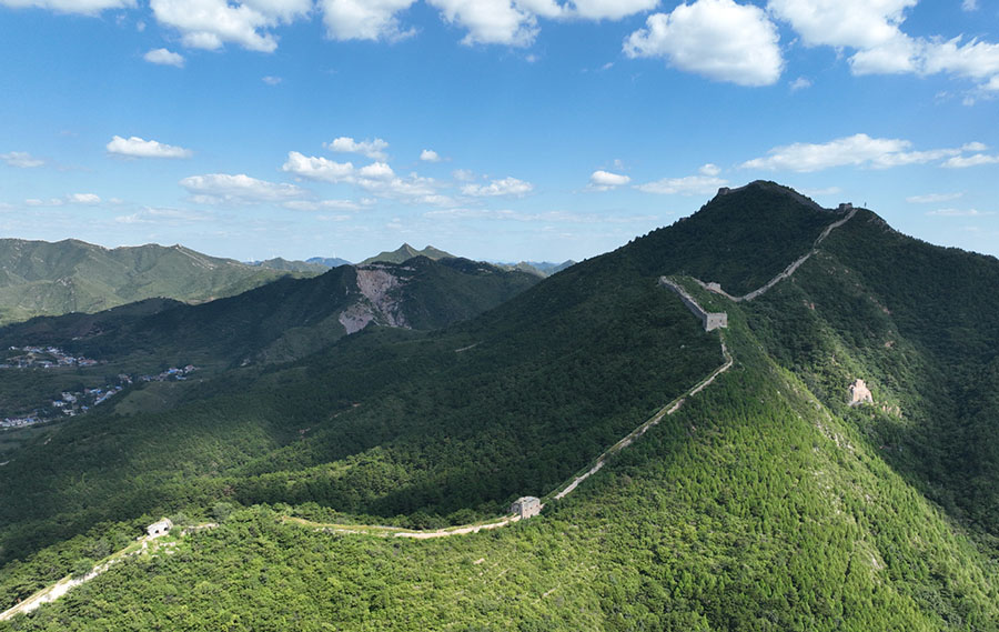 Lo splendido scenario intorno alla Grande Muraglia nella contea di Qianxi, nella città di Tangshan, provincia dello Hebei. (30 agosto 2023 – Xinhua)