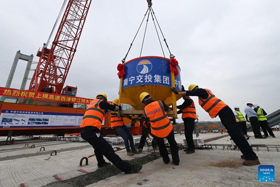 Cantiere del grande ponte Xijin Yujiang sull'autostrada Shanglin-Hengzhou