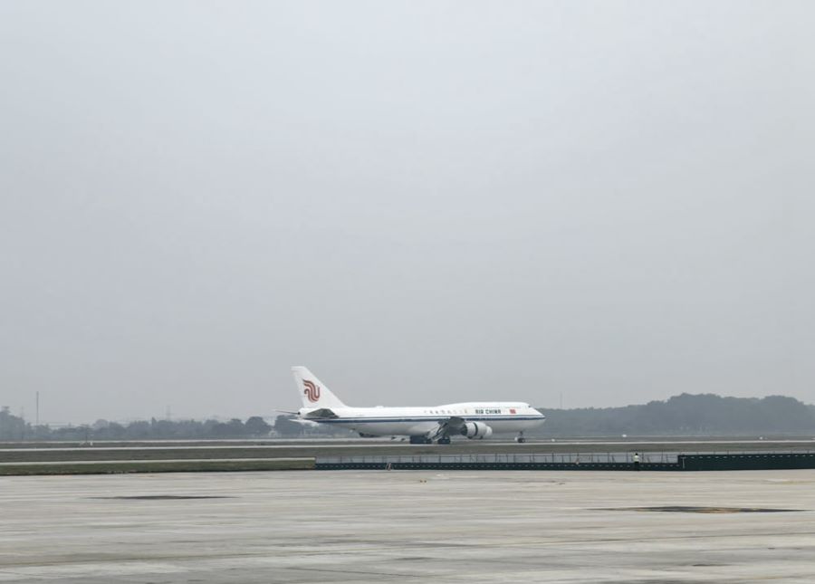 Xi Jinping arriva ad Hanoi per la sua visita di Stato nella Repubblica Socialista del Vietnam