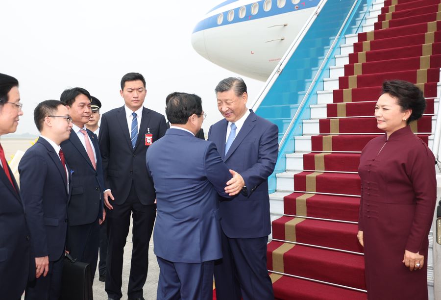 Xi Jinping arriva ad Hanoi per la sua visita di Stato nella Repubblica Socialista del Vietnam