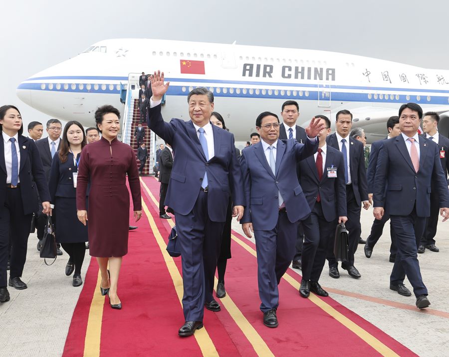 Xi Jinping arriva ad Hanoi per la sua visita di Stato nella Repubblica Socialista del Vietnam